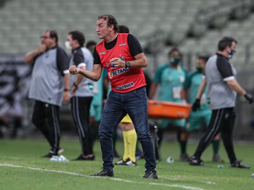 Técnico partiu para cima do árbitro após fim do jogo que marcou a derrota do Atlético-MG para o Ceará