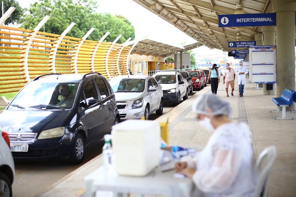 FMS amplia vacinação de 47 anos e mais para hoje e antecipa 46 anos para terça