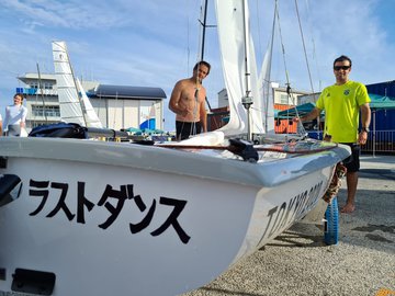 Henrique Haddad e Bruno Betlhem com o barco "Last Dance" da classe 470