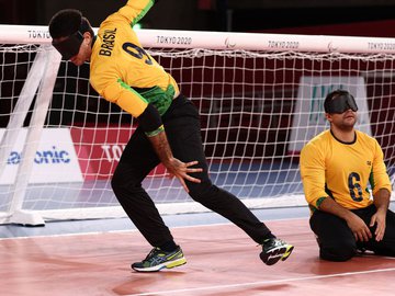 Brasil goleia Lituânia na estreia do goalball masculino