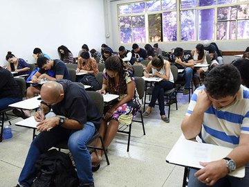 Mais de 1,6 milhão de estudantes fazem neste domingo provas do Encceja