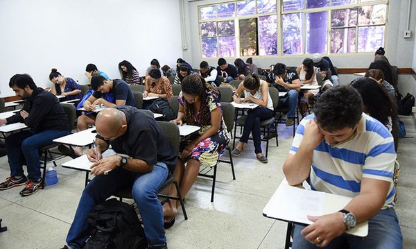 Mais de 1,6 milhão de estudantes fazem neste domingo provas do Encceja