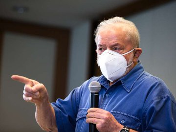O ex-presidente Luiz Inácio Lula da Silva (PT) discursa para líderes comunitários