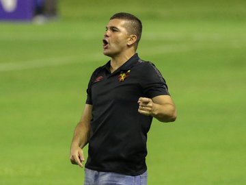 Rubro-negro pernambucano perde Thyere e Gustavo por problemas físicos, e termina derrotado por 2 a 0 no Estádio Raulino de Oliveira: "Acaba tirando possibilidades de variar as alterações"