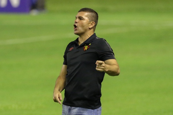Rubro-negro pernambucano perde Thyere e Gustavo por problemas físicos, e termina derrotado por 2 a 0 no Estádio Raulino de Oliveira: