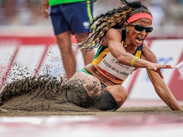 Silvânia Costa é ouro no salto em distância em Tóquio