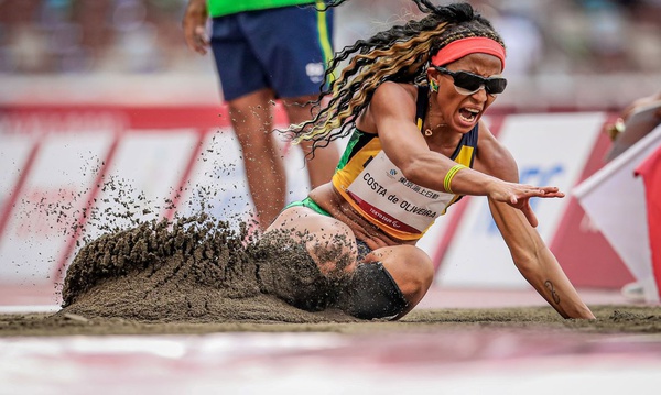 Silvânia Costa é ouro no salto em distância em Tóquio