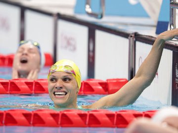 Carol Santiago comemora medalha de ouro nos 100m peito