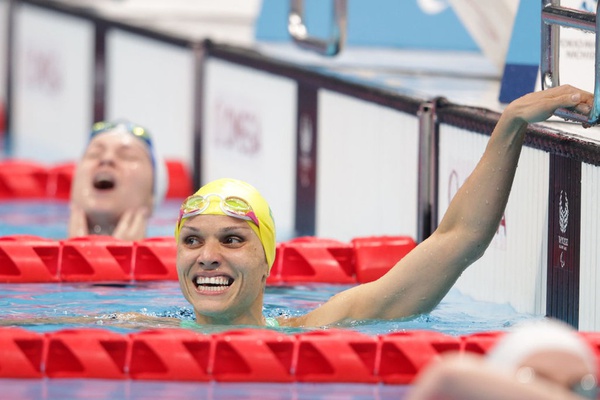 Carol Santiago comemora medalha de ouro nos 100m peito