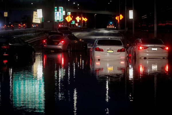 Carros são abandonados após ficarem presos durante enchente em Nova York