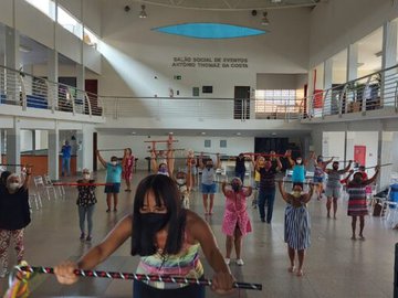 Dança do bastão anima integrantes do TSI do Sesc Beira Rio