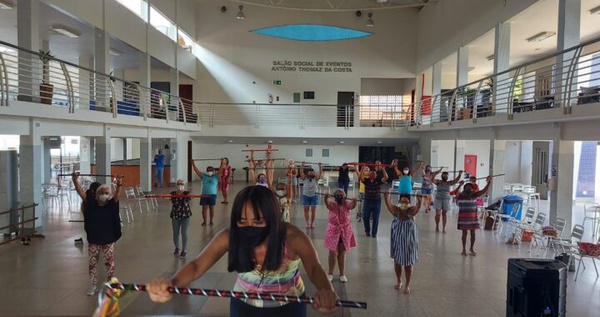 Dança do bastão anima integrantes do TSI do Sesc Beira Rio