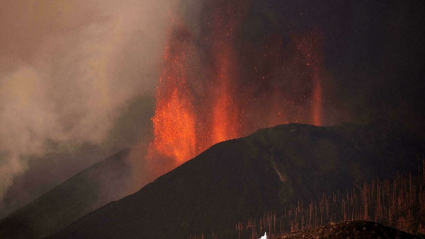 Lava do vulcão Cumbre Vieja chega ao mar e gera gases potencialmente tóxicos