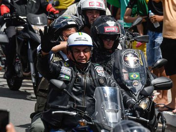 O presidente Jair Bolsonaro (sem partido) aterrissou de helicóptero, por volta das 9h30, em Santa Cruz do Capibaribe, Agreste de Pernambuco, para realizar uma motociata com seus apoiadores