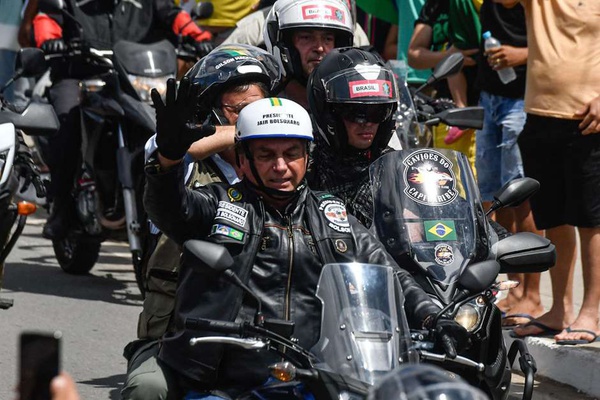 O presidente Jair Bolsonaro (sem partido) aterrissou de helicóptero, por volta das 9h30, em Santa Cruz do Capibaribe, Agreste de Pernambuco, para realizar uma motociata com seus apoiadores