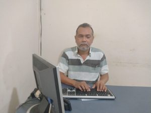 Paulo Brito servidor do TJ PI, desempenhando suas funções laborais utilizando como ferramenta o computador.