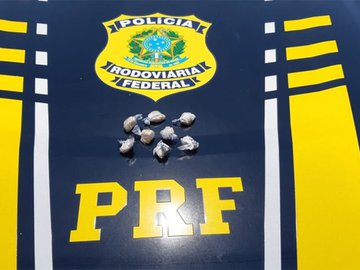 PRF flagra carro com crianças fazendo transporte de droga na BR-343