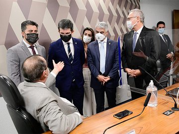 Randolfe quer cúpula da CPI no Conselho para 'tomar depoimento' de Bolsonaro