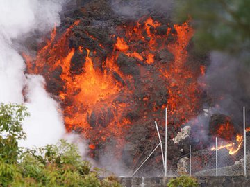 Vulcão Cumbre Vieja: lava de 12 metros de altura engole casas e plantações