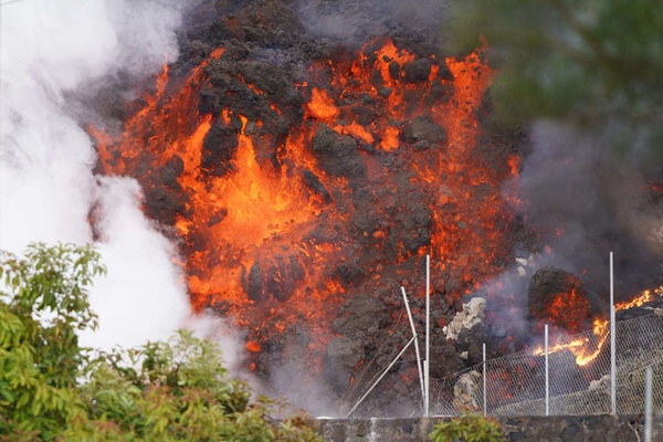 Vulcão Cumbre Vieja: lava de 12 metros de altura engole casas e plantações