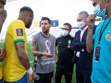 Agente da Anvisa invadiu o gramado e paralisou o jogo quatro minutos após o início