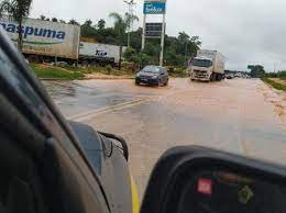 Chuvas destroem pontes e deixam mais famílias desabrigadas em MG