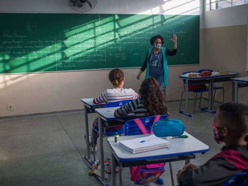 Colégio em São Paulo segue protocolos sanitários para retomada de atividades durante pandemia; Bolsonaro anunciou reajuste no piso salarial de professores da educação básica