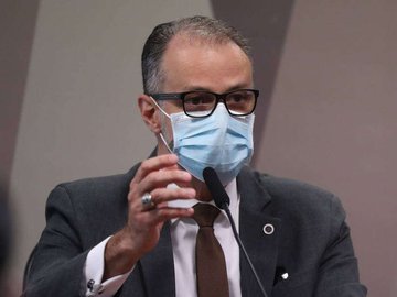 Diretor-presidente da Anvisa, Antonio Barra Torres, deu tom desafiador e pessoal à nota, assumindo para si uma insinuação que Bolsonaro fez genericamente à Anvisa.