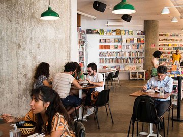Distanciamento de mesas no Cuia Café. Restaurante exige comprovante de vacina