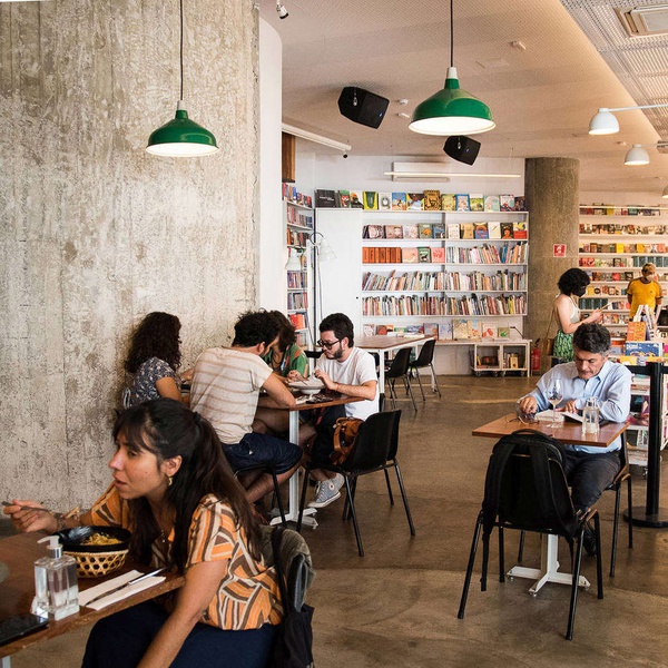 Distanciamento de mesas no Cuia Café. Restaurante exige comprovante de vacina
