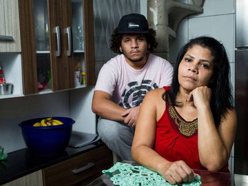 Elisângela Santos e o filho, Estevão Rodrigues, estão desempregados há dois anos.