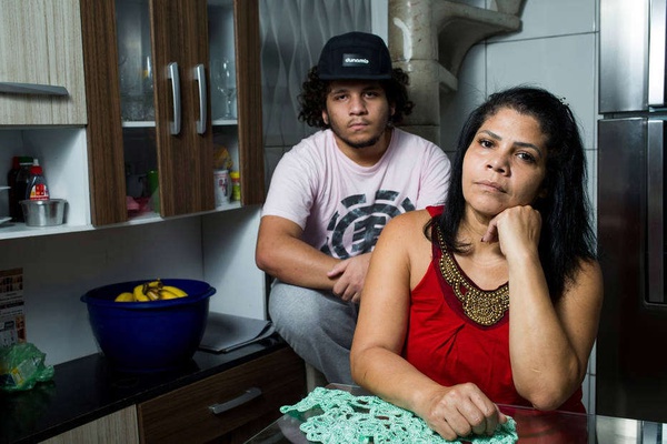 Elisângela Santos e o filho, Estevão Rodrigues, estão desempregados há dois anos.