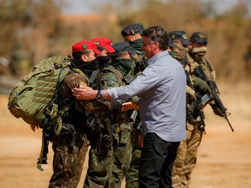 Exército monitora possível conflito com Planalto sobre vacinação