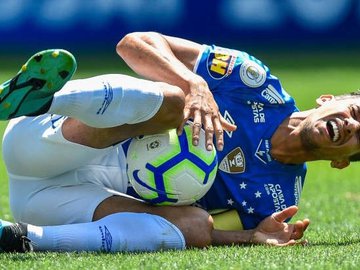 Henrique vem se recuperando de um problema no joelho.