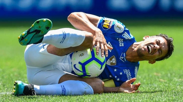 Henrique vem se recuperando de um problema no joelho.