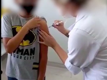 Mãe flagra enfermeira que fingiu aplicar vacina no filho