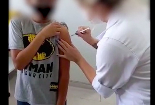 Mãe flagra enfermeira que fingiu aplicar vacina no filho