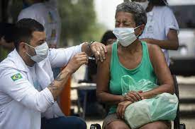 No Brasil, mais de 143 milhões de pessoas estão totalmente vacinadas contra a covid-19
