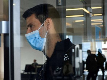 Novak Djokovic chega a Belgrado depois de ter visto de entrada na Austrália cancelado