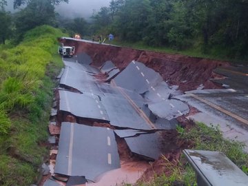 O buraco se abriu na rodovia estadual e engoliu uma ambulância