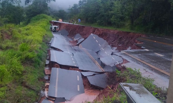 O buraco se abriu na rodovia estadual e engoliu uma ambulância