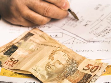 O termo 'divida caduca' é utilizada para quando uma dívida ultrapassa seu tempo de pagamento