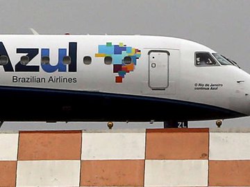 Passageiro é retirado de voo após se recusar a usar máscara e agredir comissária