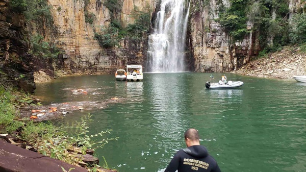 Queda da pedra de um cânion em Capitólio, no Sudoeste de Minas.