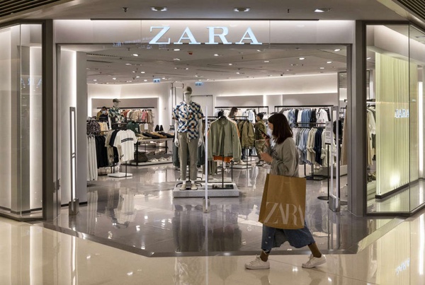 Racismo na Zara: homem negro acusado de roubar mochila que tinha comprado quer indenização de R$ 1 mi