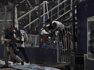 Confusão em estádio de futebol da Argentina