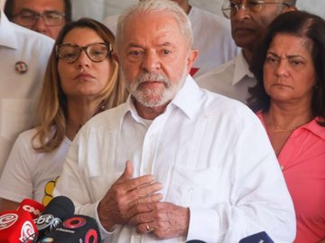 Lula é eleito presidente do Brasil.
