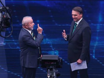 O ex-presidente Luiz Inácio Lula da Silva (PT) e o presidente Jair Bolsonaro (PL) durante o primeiro debate entre presidenciáveis 2º turno.