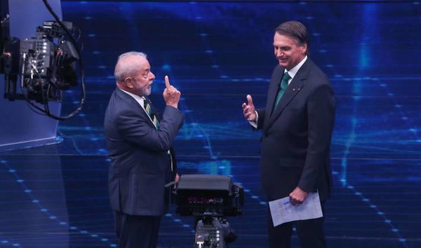 O ex-presidente Luiz Inácio Lula da Silva (PT) e o presidente Jair Bolsonaro (PL) durante o primeiro debate entre presidenciáveis 2º turno.