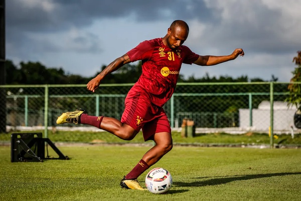 Ronaldo Henrique durante treino do Sport no CT